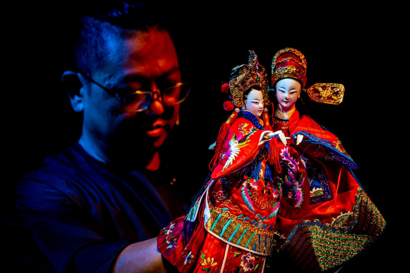 《浪漫劍客葉不凡》改編自李天祿先生30年前所創作的《巧遇姻緣》，由動見体劇團藝術總監兼團長符宏征及集藝戲坊創辦人黃僑偉重新製作。（北藝術中心）