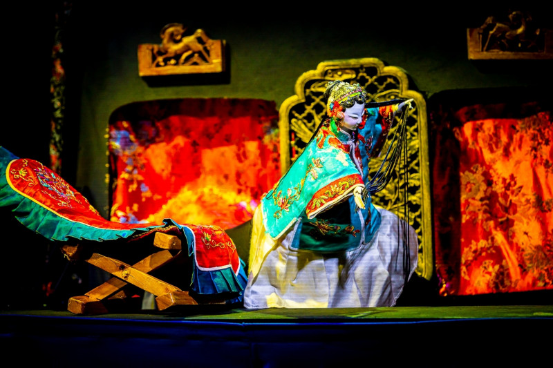 《浪漫劍客葉不凡》改編自李天祿先生30年前所創作的《巧遇姻緣》，由動見体劇團藝術總監兼團長符宏征及集藝戲坊創辦人黃僑偉重新製作。（北藝術中心）