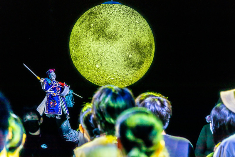 《浪漫劍客葉不凡》打造「遊走式」舞台讓觀眾可以近距離欣賞「劍俠」翻山越嶺。（北藝中心提供）