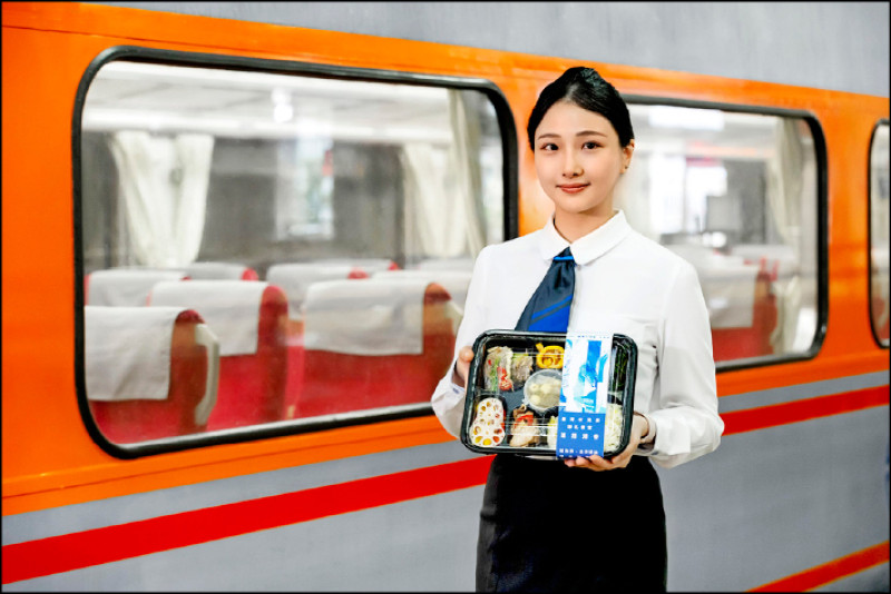 「2025台灣文博會」與台鐵便當推出限定款「蓮語潮香」便當。（文化部提供）