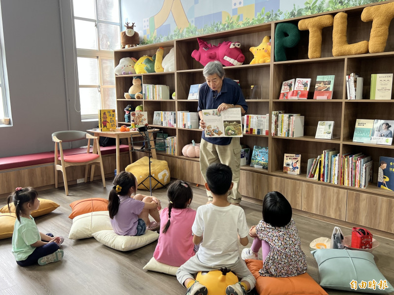 好屏生活長照館內有親子圖書共讀。（記者羅欣貞攝）