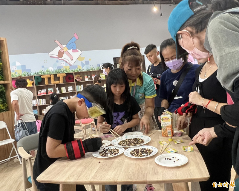 民眾可在好屏生活長照館內參與高齡模擬體驗。（記者羅欣貞攝）