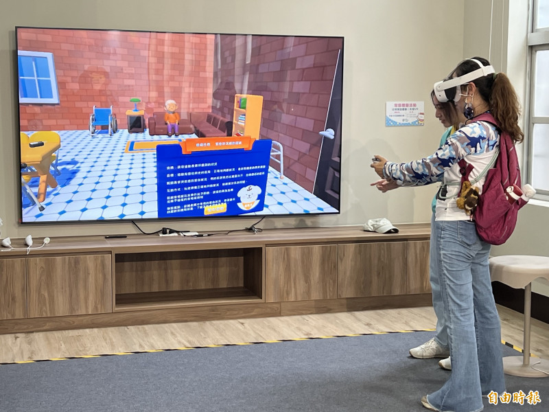 在好屏生活長照館可透過VR體驗遊戲，學習如何幫高齡長輩解決問題。（記者羅欣貞攝）