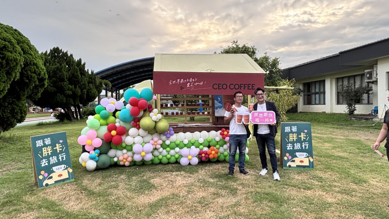 雙鶴集團現場準備1500份咖啡及餅乾招待大小朋友。（紙風車提供）