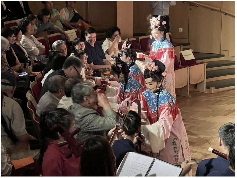 劇組人員於演出現場奉茶。（駐奧地利代表處提供）