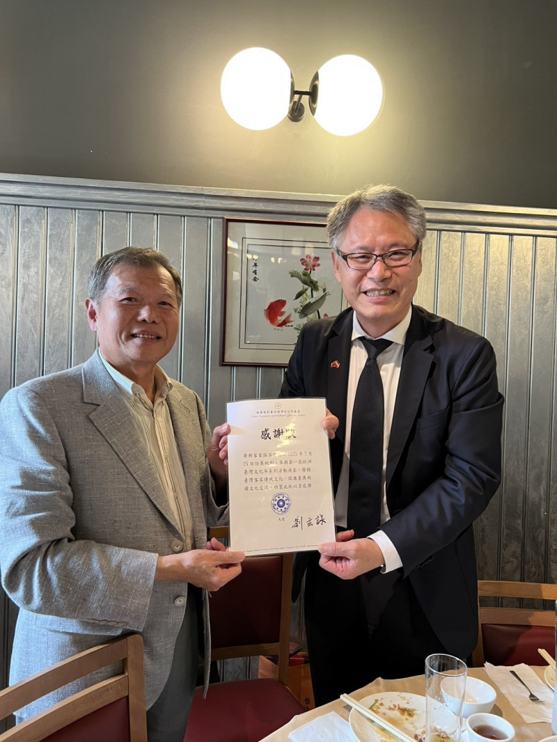 劉玄詠頒發感謝狀給榮興客家劇團鄭榮興團長，感謝劇團對促進台奧文化交流的付出。（駐奧地利代表處提供）