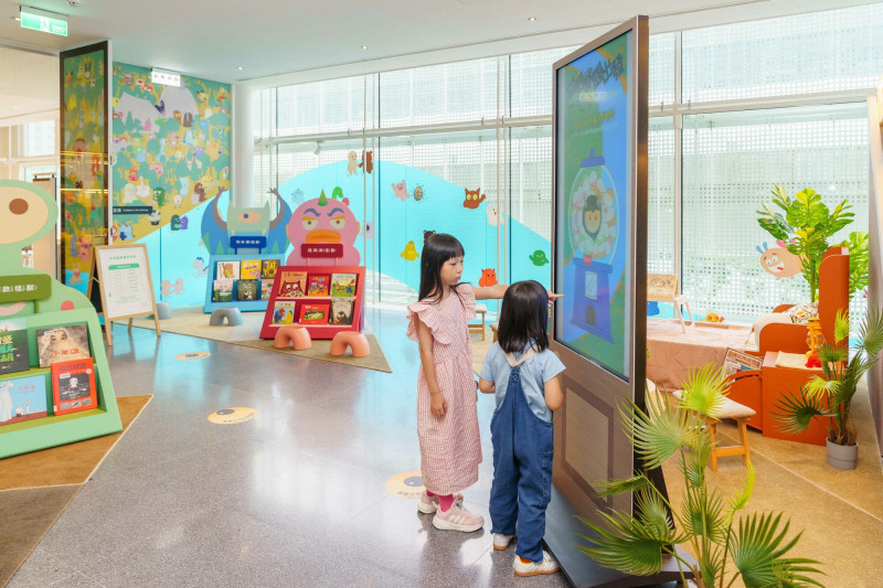 「從野獸出發—有怪獸主題書展」有互動式遊戲機台，觀眾可以抽一隻屬於自己的床邊怪獸。（林家賢攝，桃園市立美術館提供）