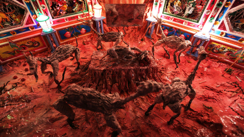 《紙人展 - 房間》（靈靈壹）紙偶裝置中癱坐的動物，其實是藝術家張徐展的17歲老狗（小黃）的投射。（張徐展提供）