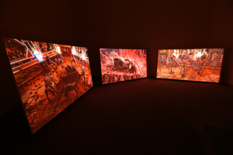 張徐展《紙人展 - 房間》（靈靈壹），三頻道動畫、錄像空間裝置，報紙、漿糊，2013-2014。（張徐展提供）