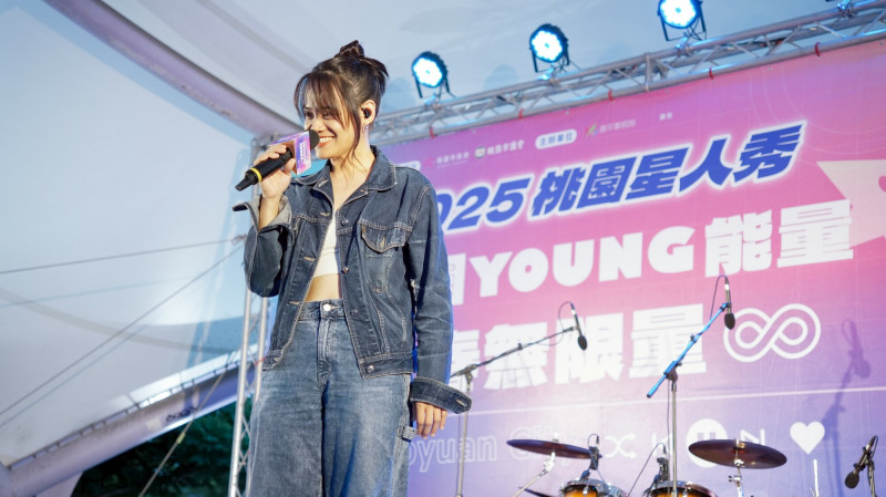 「2025桃園星人秀」複賽邀請郭芝吟擔任評審並現場演唱。（桃園市青年局提供）