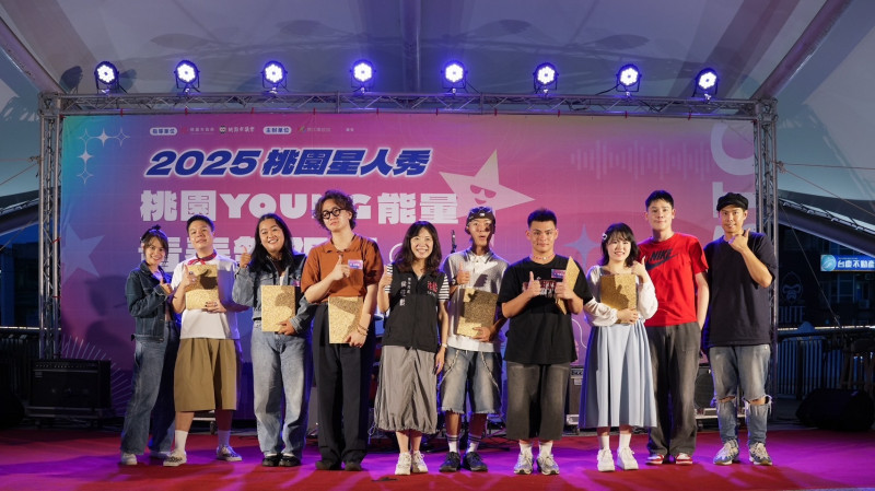 桃園市青年局長侯佳齡（中）與「2025桃園星人秀」入圍決賽樂團組合影。（桃園市青年局提供）