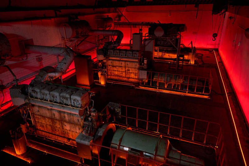 展出期間，民眾可跟著台電公共藝術團隊策劃的展演，走入北竿軍魂電廠及40據點，探訪「軍魂1975時間美術館」。（文總提供）