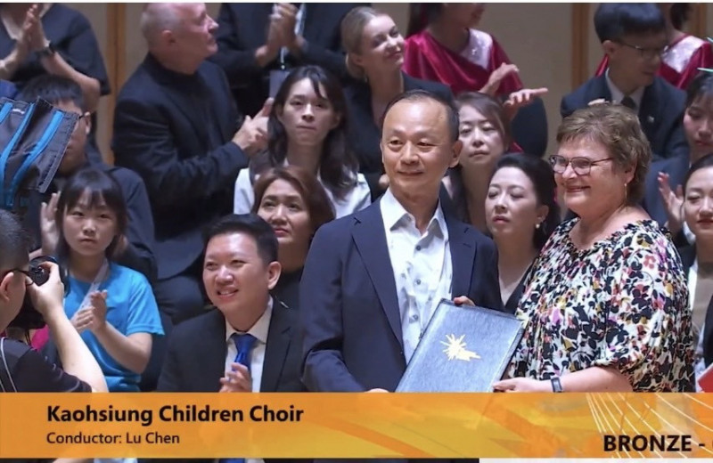 高雄市兒童合唱團參加2025新加坡國際合唱大賽獲銅牌。（教育局提供）