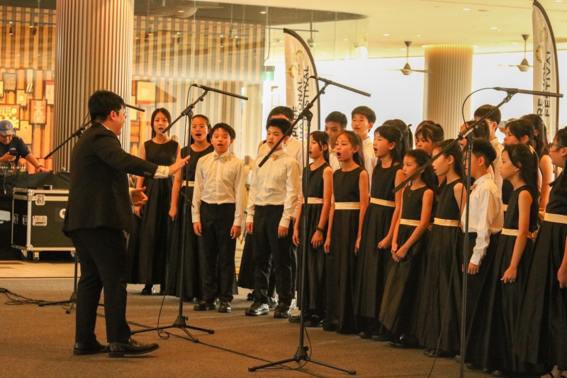 高雄市兒童合唱團參加2025新加坡國際合唱大賽，與歐亞各國74個合唱團競技勇奪銅牌。（教育局提供）