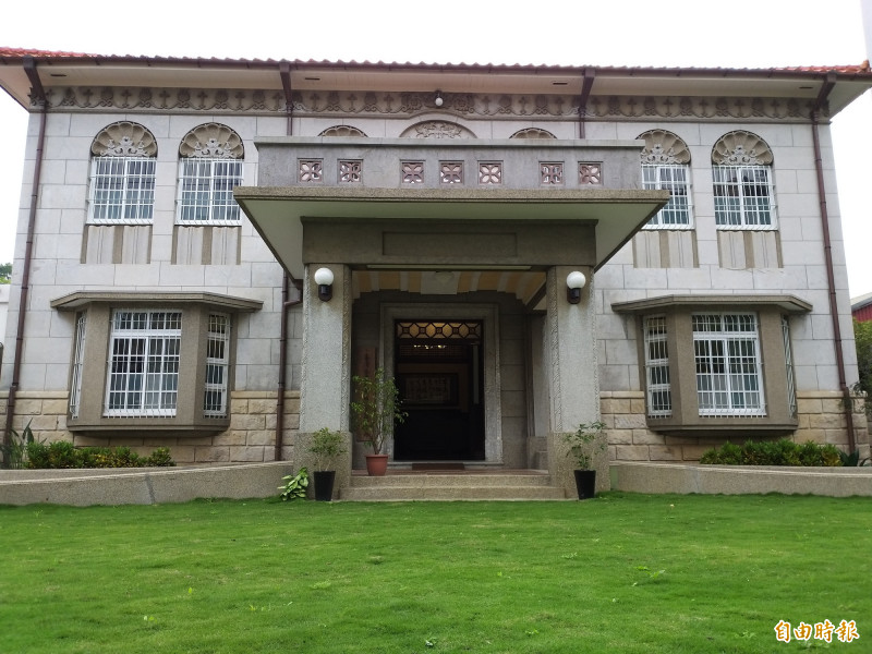 「親愛茶金」洋樓與音樂的愛心之旅，邀請民眾走進北埔姜阿新洋樓，聆聽姜阿新後代親自導覽《茶金》歲月。（記者廖雪茹攝）