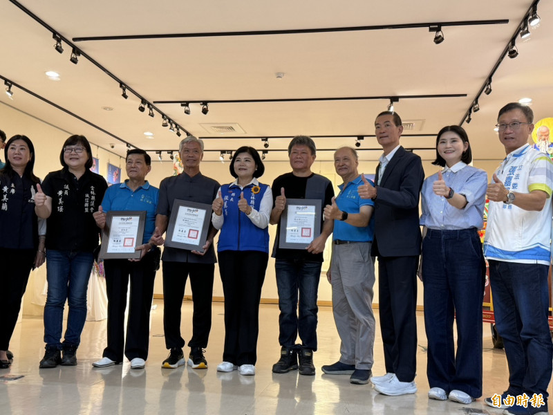 特展開幕日當天，雲林縣長張麗善（右6）為今年新登錄3名無形文化資展保存者授證。（記者李文德攝）