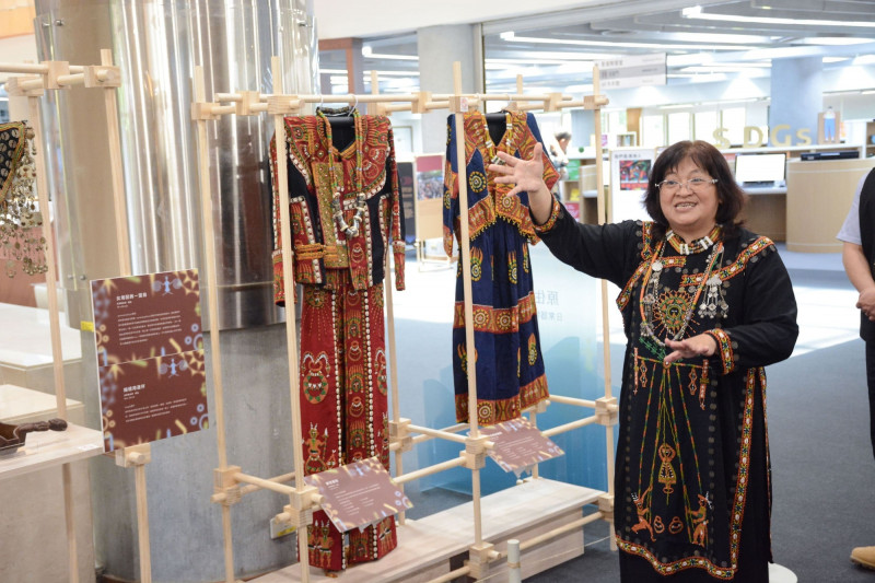 國圖原住民族特展開展，老師邱霄鳳導覽原住民文物。（國圖提供）