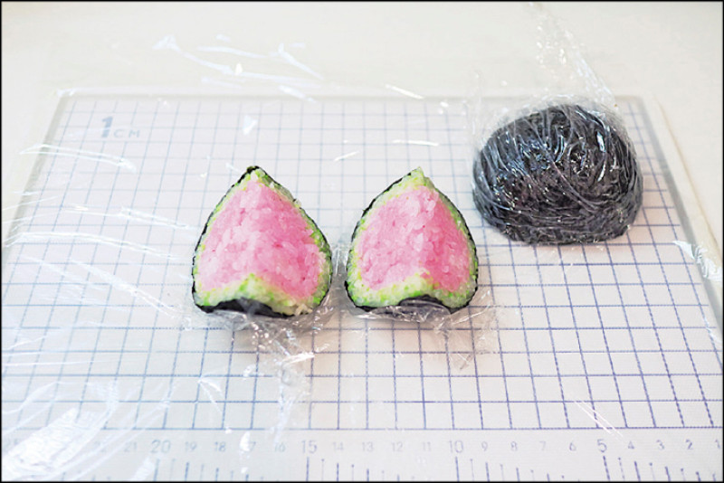 西瓜造型飯糰做法4示意圖