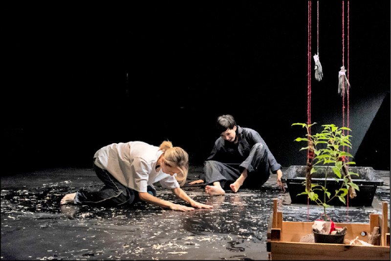 《黏著的手、縫合的山體》劇照。