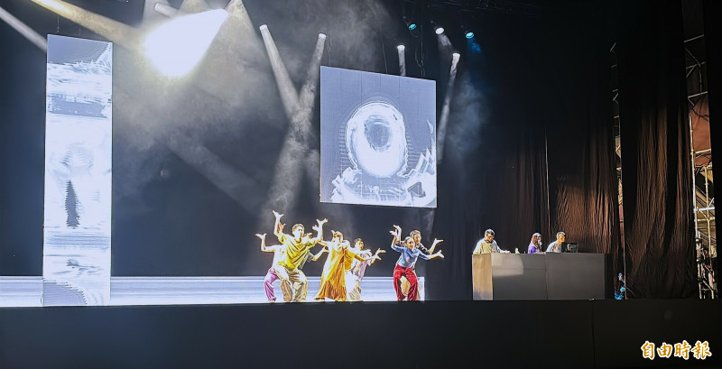 演出尾聲，雲門舞集加碼舉辦「全民大舞池」活動，由林強（舞台右側右3）與超維度、以及雲門舞者帶動觀眾共舞。（記者董柏廷攝）