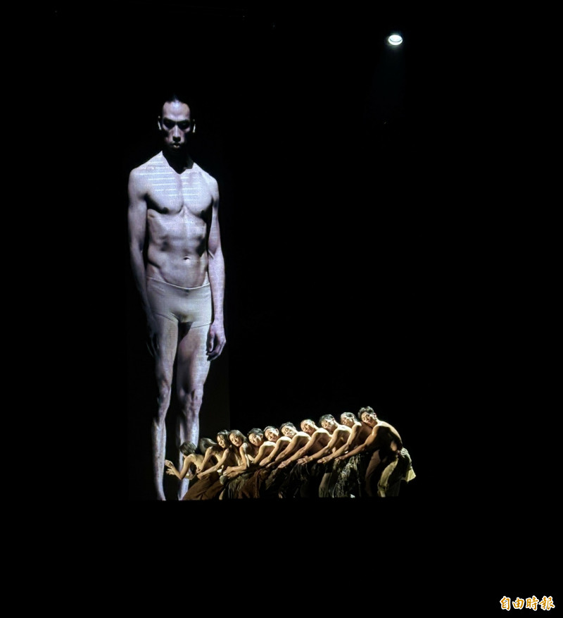 《毛月亮》舞者化身為獸，引領觀眾觀看姿特各異的身體地景。（記者董柏廷攝）