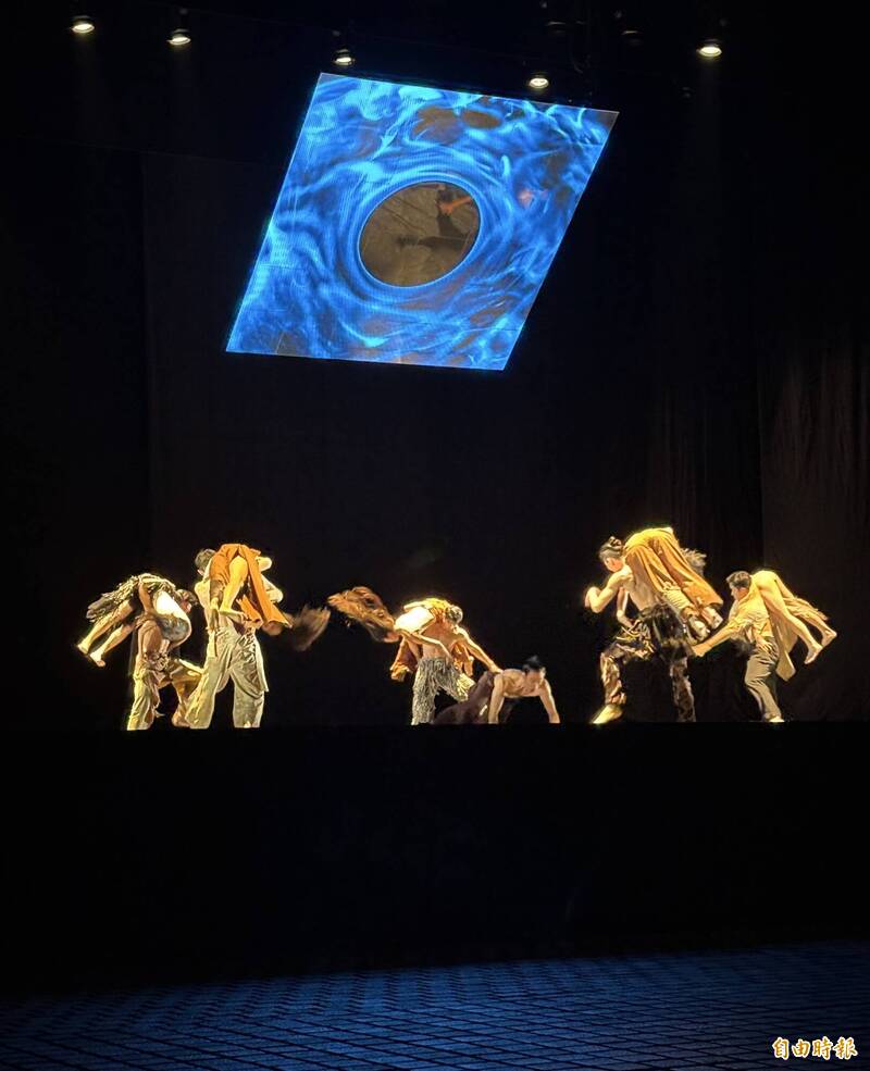 《毛月亮》在舞台上呈現一個如「黑盒子」般的畫面，探索人與科技共處的可能。（記者董柏廷攝）