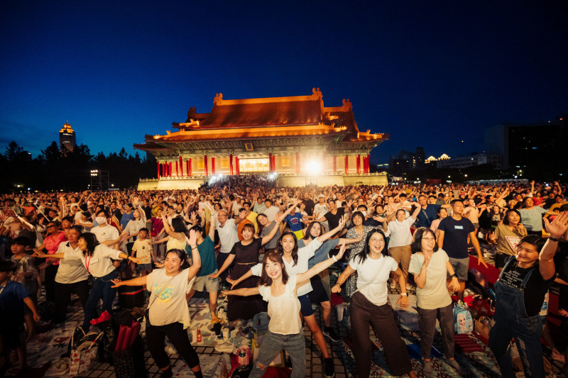 2025「國泰雲門隨行吧」台北場演前雲門舞蹈教室帶全民律動。（李佳曄攝，雲門舞集提供）