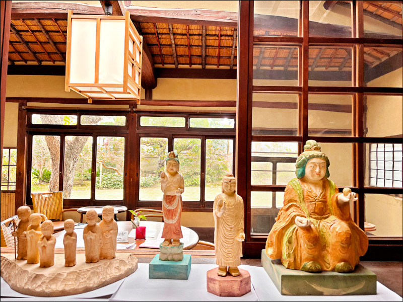 大原司作品:六地藏(楠木)、音(木)、如(楠木)、吉祥天(楠木),餐日光室相隔的凸窗。