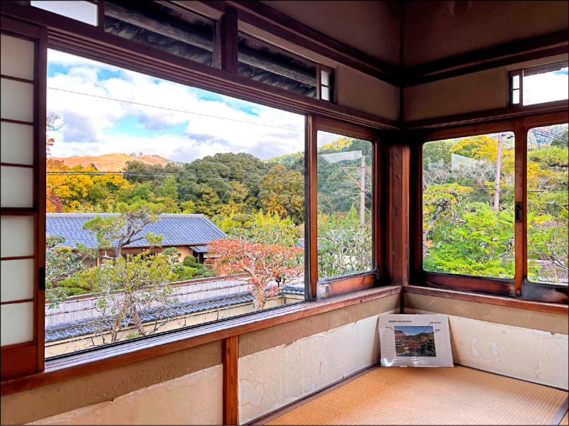 二客房野，若草山、春日山收眼底。