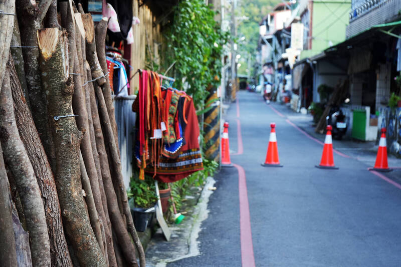 屏東縣來義鄉文樂部落展開一年一度收穫祭，10日進行收穫祭中重要一環「送情柴」，為排灣族傳統告白方式。圖為許多家戶門前堆放情柴。（中央社提供）