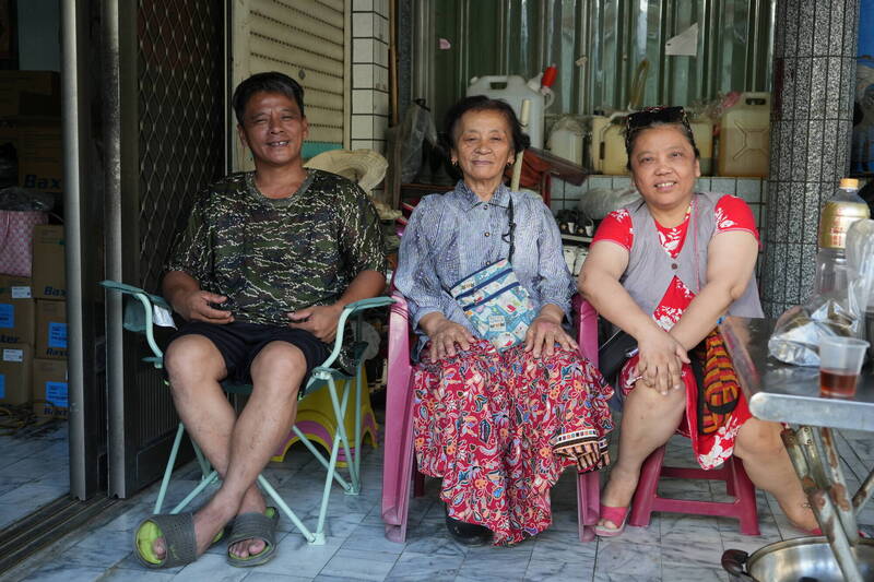 屏東縣來義鄉文樂部落本週熱鬧展開一年一度收穫祭典，居民洪美珠（右1）、洪丙旭（左1）姊弟分享，「送情柴」文化早期從砍柴到運柴，每個步驟都須付出汗水勞力，每根情柴都是青年最深刻誠意表達；隨著時代變動，也曾一度以送瓦斯替代。（中央社提供）