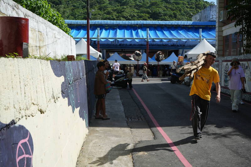 屏東縣來義鄉公所今年與望嘉部落共同策劃「情柴文化祭」暨「來義野行」行銷活動，不僅讓在地青年承接傳統，也讓外地遊客體驗傳統告白方式，更深入了解排灣文化。（中央社提供）