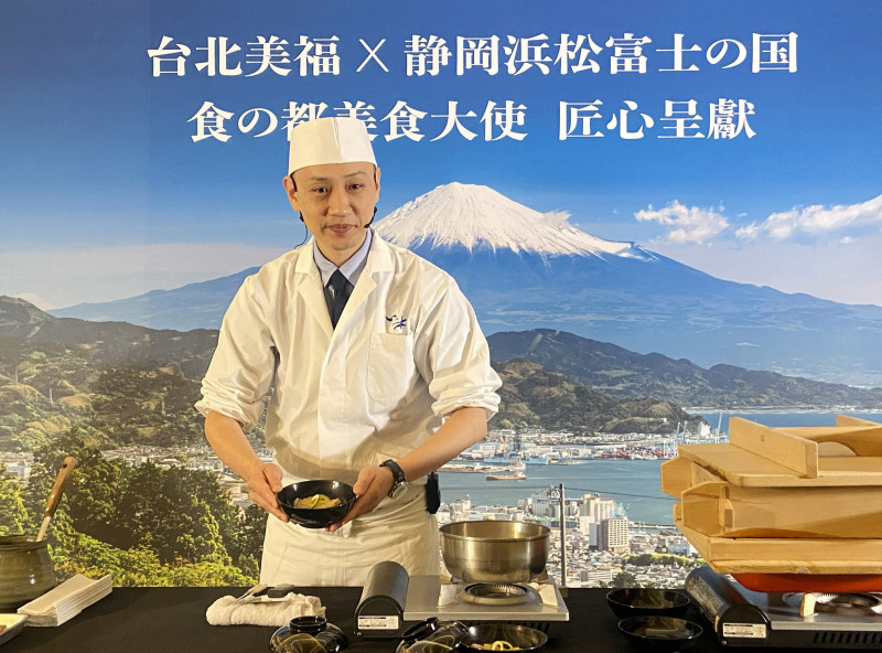 「懷石 一木」料理長一木敏哉於今年大阪關西世博會，發表以靜岡茶製作高湯的創新想法。（台北美福大飯店提供）