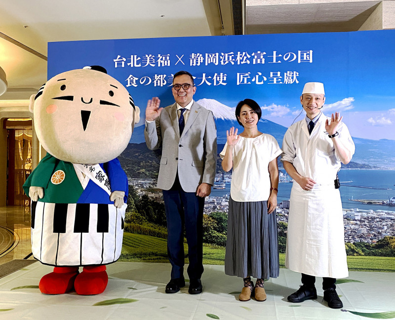 台北美福x静岡濱松富士之國「食之都美食大使客座晴山」活動，右起客座料理長一木敏哉、靜岡縣駐台辦事處市川美奈子處長、台北美福大飯店總經理林偉德，連德川家康人偶也來應援。（台北美福大飯店提供）
