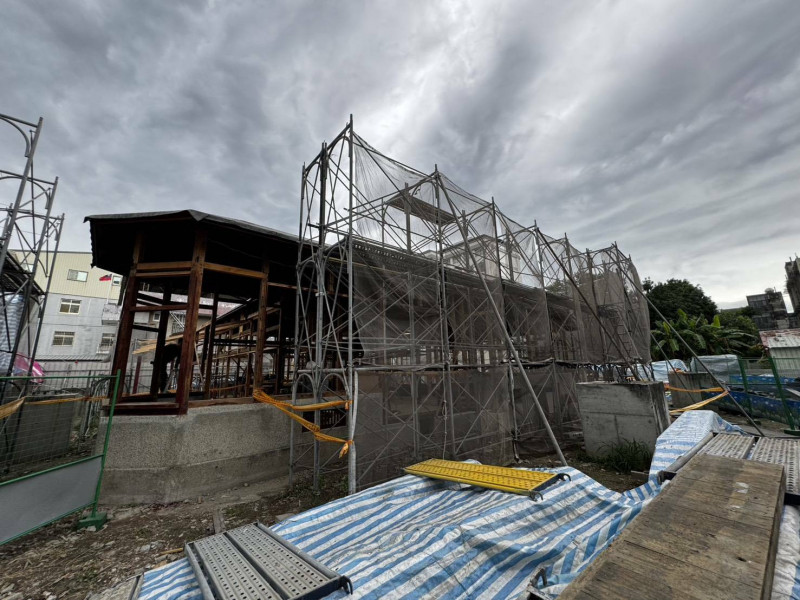 雲林縣歷史建築「原西螺街長宿舍」修復進度75％，預計年底完工。（雲林縣政府提供）