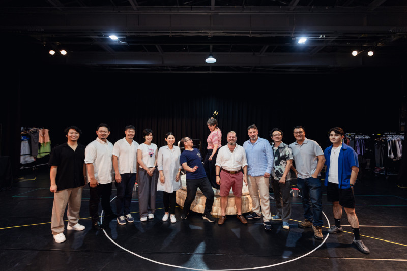 《羅恩格林》歌劇演員賴恩予（左起）、胡庭維、吳翰衛、翁若珮、耿立、衛武營藝術總監簡文彬、導演莎賓娜．哈特曼亨、布蘭登．岡奈爾、安德烈．鮑爾．卡納巴斯、趙方豪 、鄭又瑄、簡正育等人合影。（衛武營提供）