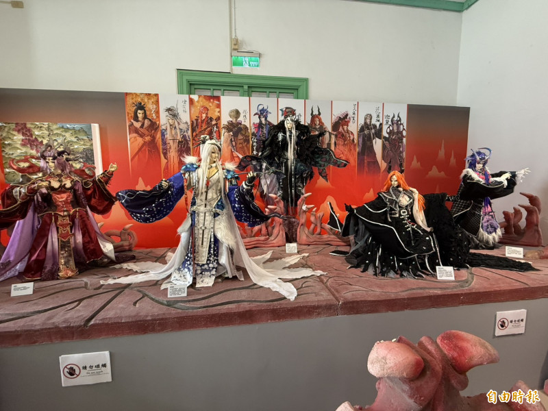 雲林縣政府邀請霹靂布袋戲在雲林布袋戲館規劃3檔展覽，首部曲《東離來風：布袋戲的異世界想像》即日至9月30日盛大展出。（記者李文德攝）