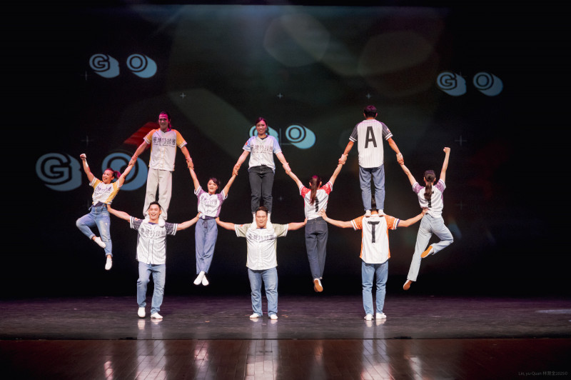 台灣特技團演出高難度「多人疊羅漢」，展現團隊默契與專業訓練，為國慶美加巡演揭開序幕。（台灣戲曲學院提供）