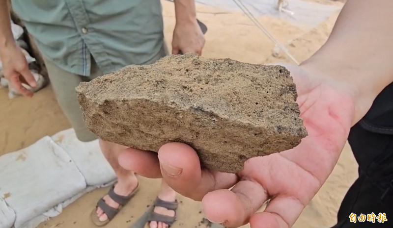成大考古團隊在新北市貢寮仁里遺址挖掘出數量相當多的火山浮石。（記者盧賢秀攝）