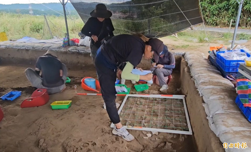 成大考古團隊在新北市貢寮仁里遺址挖掘出15世紀的文物。（記者盧賢秀攝）