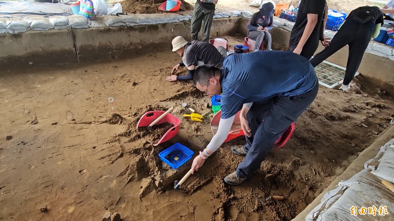 成大考古團隊在新北市貢寮仁里遺址挖掘出15世紀的文物。（記者盧賢秀攝）