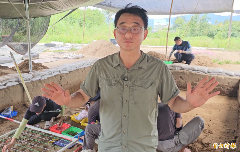 成大教授趙金勇與考古團隊在新北市貢寮仁里遺址挖掘出15世紀的文物。（記者盧賢秀攝）