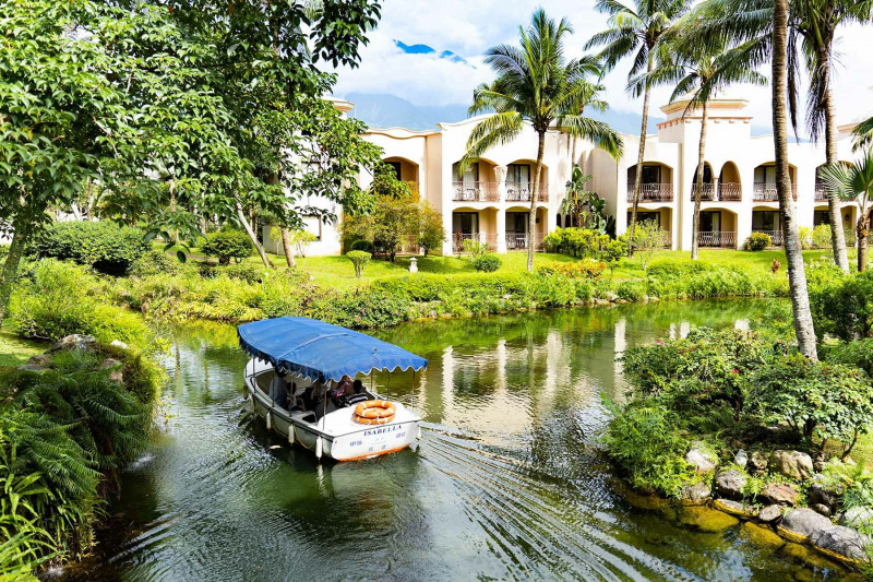 「秋意漫旅假期」贈送應許運河遊艇導覽2次，可搭船遊覽白天及晚上截然不同的風光。（理想大地渡假飯店提供）