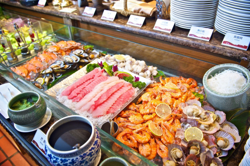 理想大地秋旅住房專案，可盡情品嘗飯店當季美食，還有原住民風味的道地料理。（理想大地渡假飯店提供）