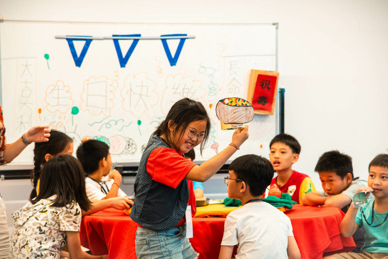 囡仔用流利的台語來紹介咱家己創作的料理佮辦桌故事。（國美館提供）