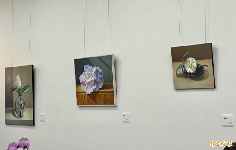 縣長室目前展出畫家陳威呈的作品。（記者羅欣貞攝）
