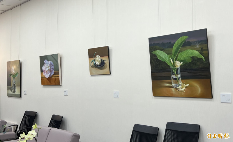 畫家陳威呈以花為主題的作品現於屏東縣長周春米的辦公室展出。（記者羅欣貞攝）