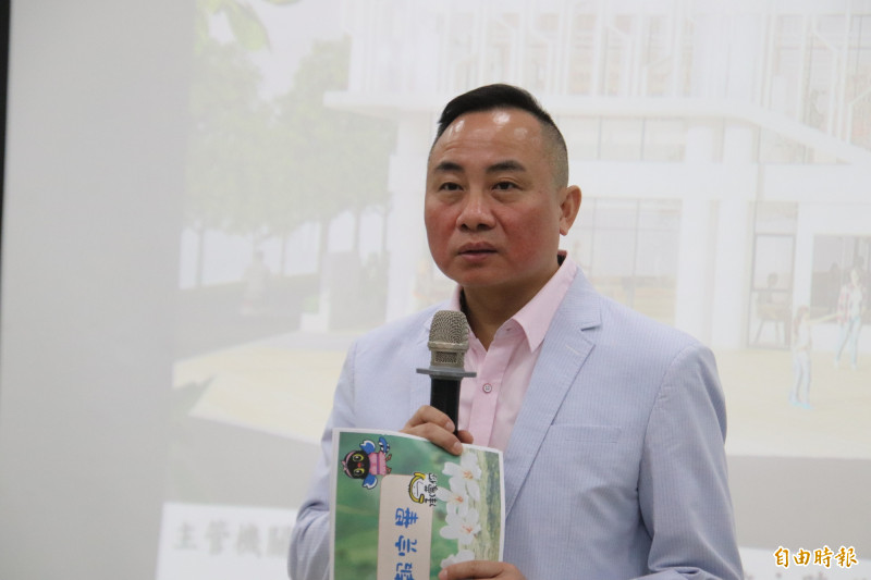 新竹縣寶山鄉長邱振瑋說，寶山鄉圖的借書率全國冠軍，所以這次鄉圖搬家，他特別號召愛書人用借書來幫忙。（記者黃美珠攝）