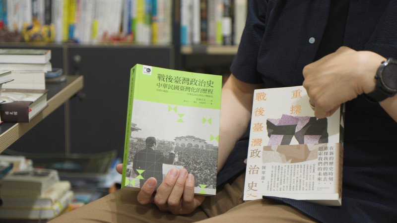 涂豐恩常以「交叉閱讀」釐清歷史。譬如他會閱讀《蔣經國日記》、《李登輝大事長編》、《戰後臺灣政治史》、《重探戰後臺灣政治史》推敲出當時政治運作背後的邏輯。（公視提供）