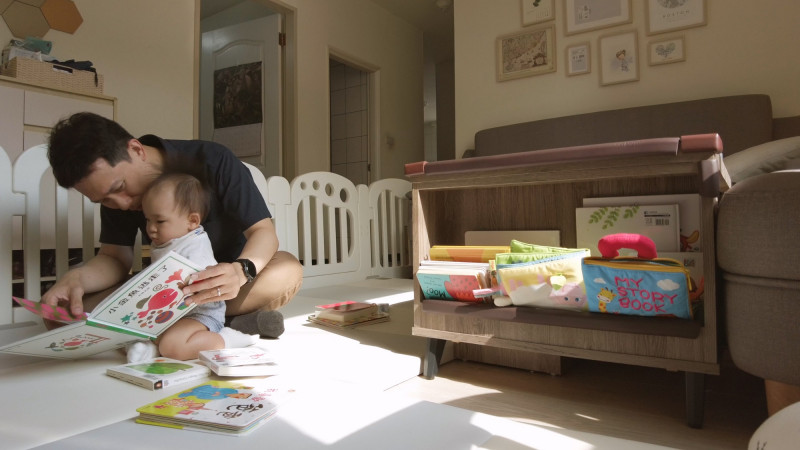 涂豐恩年幼的孩子特別喜歡繪本《小金魚逃走了》，翻閱時能全神貫注，讓涂豐恩深受觸動。（公視提供）